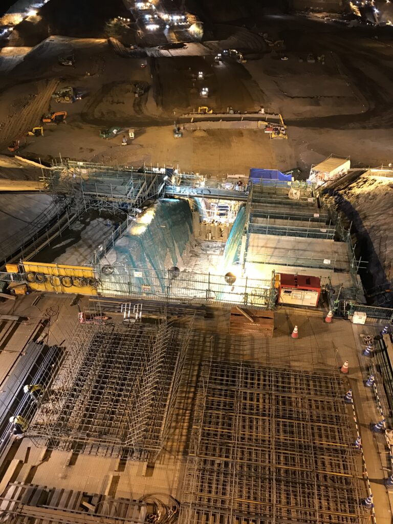 現在の画像に代替テキストがありません。ファイル名: ダム監査廊築造工事(夜勤)-scaled.jpeg